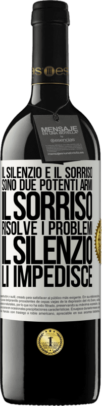 39,95 € Spedizione Gratuita | Vino rosso Edizione RED MBE Riserva Il silenzio e il sorriso sono due potenti armi. Il sorriso risolve i problemi, il silenzio li impedisce Etichetta Bianca. Etichetta personalizzabile Riserva 12 Mesi Raccogliere 2015 Tempranillo