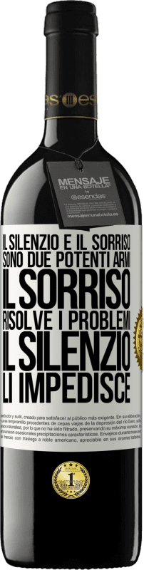 39,95 € Spedizione Gratuita | Vino rosso Edizione RED MBE Riserva Il silenzio e il sorriso sono due potenti armi. Il sorriso risolve i problemi, il silenzio li impedisce Etichetta Bianca. Etichetta personalizzabile Riserva 12 Mesi Raccogliere 2016 Tempranillo