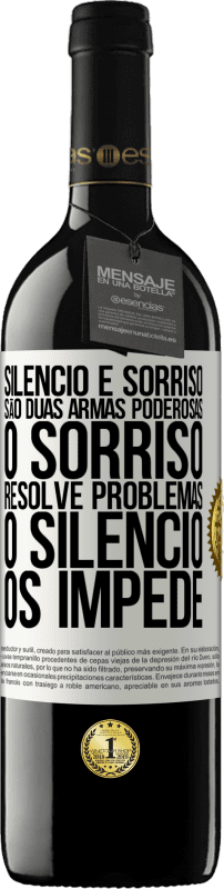 39,95 € Envio grátis | Vinho tinto Edição RED MBE Reserva Silêncio e sorriso são duas armas poderosas. O sorriso resolve problemas, o silêncio os impede Etiqueta Branca. Etiqueta personalizável Reserva 12 Meses Colheita 2016 Tempranillo