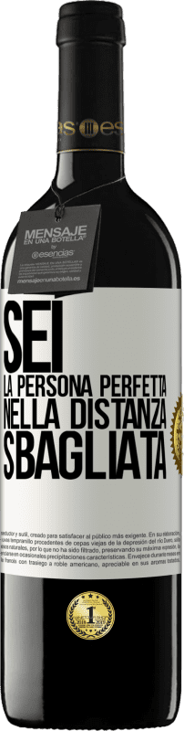 39,95 € Spedizione Gratuita | Vino rosso Edizione RED MBE Riserva Sei la persona perfetta nella distanza sbagliata Etichetta Bianca. Etichetta personalizzabile Riserva 12 Mesi Raccogliere 2015 Tempranillo