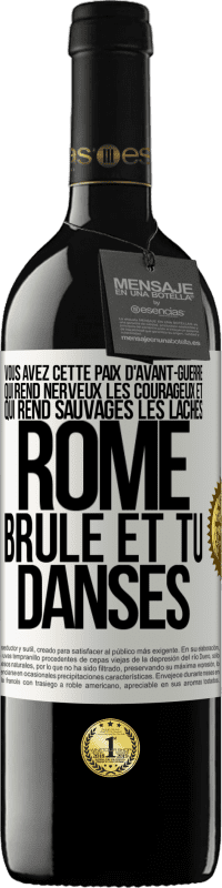 39,95 € Envoi gratuit | Vin rouge Édition RED MBE Réserve Vous avez cette paix d'avant-guerre qui rend nerveux les courageux et qui rend sauvages les lâches. Rome brûle et tu danses Étiquette Blanche. Étiquette personnalisable Réserve 12 Mois Récolte 2015 Tempranillo