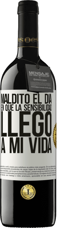 39,95 € Envío gratis | Vino Tinto Edición RED MBE Reserva Maldito el día en que la sensibilidad llegó a mi vida Etiqueta Blanca. Etiqueta personalizable Reserva 12 Meses Cosecha 2015 Tempranillo