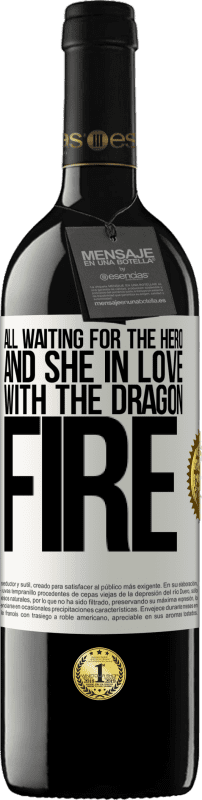 39,95 € 送料無料 | 赤ワイン REDエディション MBE 予約する すべてがヒーローを待ち、ドラゴンの火を愛する彼女 ホワイトラベル. カスタマイズ可能なラベル 予約する 12 月 収穫 2014 Tempranillo