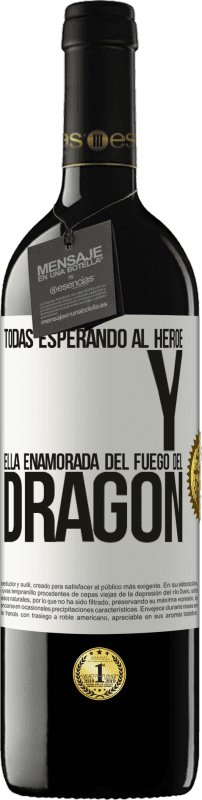 39,95 € Envío gratis | Vino Tinto Edición RED MBE Reserva Todas esperando al héroe y ella enamorada del fuego del dragón Etiqueta Blanca. Etiqueta personalizable Reserva 12 Meses Cosecha 2015 Tempranillo