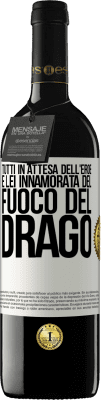 39,95 € Spedizione Gratuita | Vino rosso Edizione RED MBE Riserva Tutti in attesa dell'eroe e lei innamorata del fuoco del drago Etichetta Bianca. Etichetta personalizzabile Riserva 12 Mesi Raccogliere 2016 Tempranillo