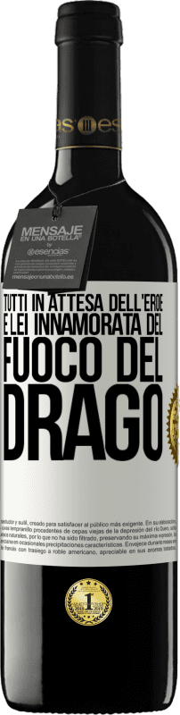 39,95 € Spedizione Gratuita | Vino rosso Edizione RED MBE Riserva Tutti in attesa dell'eroe e lei innamorata del fuoco del drago Etichetta Bianca. Etichetta personalizzabile Riserva 12 Mesi Raccogliere 2015 Tempranillo