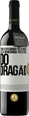 39,95 € Envio grátis | Vinho tinto Edição RED MBE Reserva Tudo esperando pelo herói e ela apaixonada pelo fogo do dragão Etiqueta Branca. Etiqueta personalizável Reserva 12 Meses Colheita 2015 Tempranillo