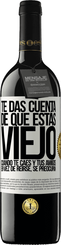 39,95 € Envío gratis | Vino Tinto Edición RED MBE Reserva Te das cuenta de que estás viejo cuando te caes y tus amigos en vez de reírse, se preocupan Etiqueta Blanca. Etiqueta personalizable Reserva 12 Meses Cosecha 2015 Tempranillo