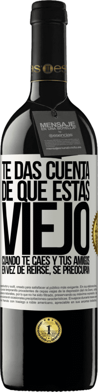 39,95 € Envío gratis | Vino Tinto Edición RED MBE Reserva Te das cuenta de que estás viejo cuando te caes y tus amigos en vez de reírse, se preocupan Etiqueta Blanca. Etiqueta personalizable Reserva 12 Meses Cosecha 2016 Tempranillo