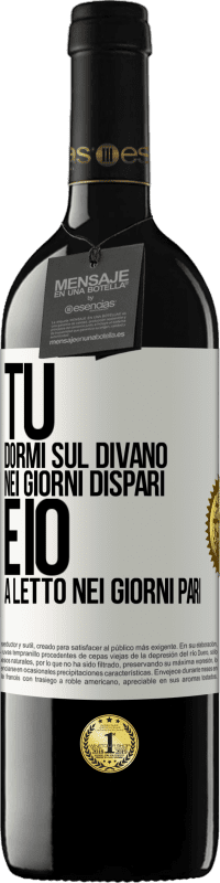 39,95 € Spedizione Gratuita | Vino rosso Edizione RED MBE Riserva Tu dormi sul divano nei giorni dispari e io a letto nei giorni pari Etichetta Bianca. Etichetta personalizzabile Riserva 12 Mesi Raccogliere 2014 Tempranillo