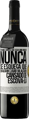 39,95 € Envio grátis | Vinho tinto Edição RED MBE Reserva Por mais bonita que seja uma mulher, nunca se esqueça que em algum lugar há alguém cansado de escová-la Etiqueta Branca. Etiqueta personalizável Reserva 12 Meses Colheita 2014 Tempranillo