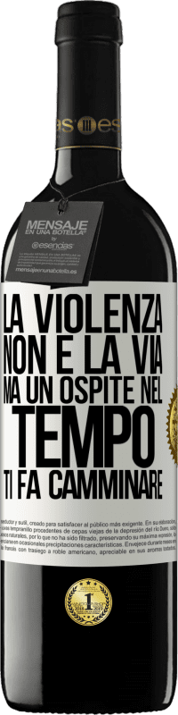 39,95 € Spedizione Gratuita | Vino rosso Edizione RED MBE Riserva La violenza non è la via, ma un ospite nel tempo ti fa camminare Etichetta Bianca. Etichetta personalizzabile Riserva 12 Mesi Raccogliere 2015 Tempranillo