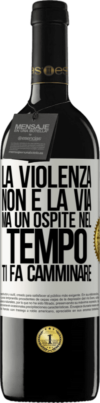 39,95 € Spedizione Gratuita | Vino rosso Edizione RED MBE Riserva La violenza non è la via, ma un ospite nel tempo ti fa camminare Etichetta Bianca. Etichetta personalizzabile Riserva 12 Mesi Raccogliere 2016 Tempranillo