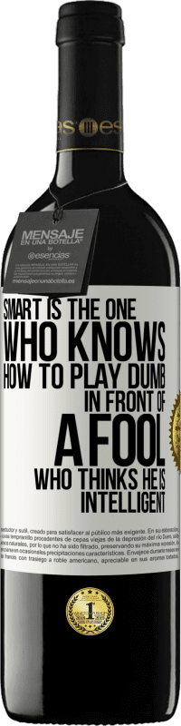 39,95 € 免费送货 | 红酒 RED版 MBE 预订 乐于助人的傻子……在一个自以为聪明的傻瓜面前 白标. 可自定义的标签 预订 12 个月 收成 2016 Tempranillo