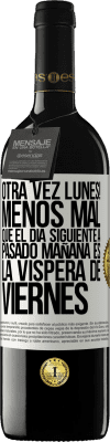 39,95 € Envío gratis | Vino Tinto Edición RED MBE Reserva Otra vez lunes! Menos mal que el día siguiente a pasado mañana es la víspera de viernes Etiqueta Blanca. Etiqueta personalizable Reserva 12 Meses Cosecha 2015 Tempranillo