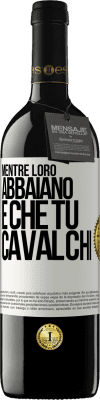 39,95 € Spedizione Gratuita | Vino rosso Edizione RED MBE Riserva Mentre loro abbaiano è che tu cavalchi Etichetta Bianca. Etichetta personalizzabile Riserva 12 Mesi Raccogliere 2014 Tempranillo