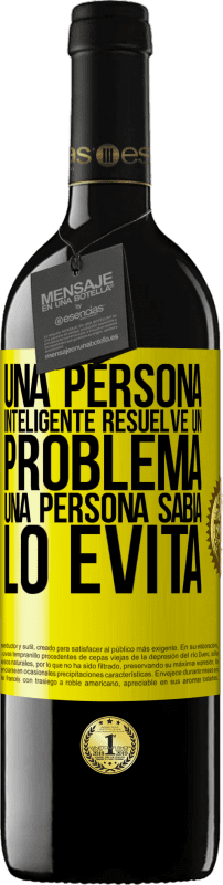 39,95 € Envío gratis | Vino Tinto Edición RED MBE Reserva Una persona inteligente resuelve un problema. Una persona sabia lo evita Etiqueta Amarilla. Etiqueta personalizable Reserva 12 Meses Cosecha 2015 Tempranillo