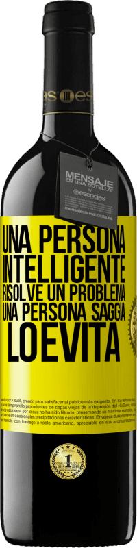 39,95 € Spedizione Gratuita | Vino rosso Edizione RED MBE Riserva Una persona intelligente risolve un problema. Una persona saggia lo evita Etichetta Gialla. Etichetta personalizzabile Riserva 12 Mesi Raccogliere 2015 Tempranillo