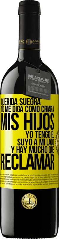 39,95 € Envío gratis | Vino Tinto Edición RED MBE Reserva Querida suegra, no me diga como criar a mis hijos. Yo tengo el suyo a mi lado y hay mucho que reclamar Etiqueta Amarilla. Etiqueta personalizable Reserva 12 Meses Cosecha 2015 Tempranillo