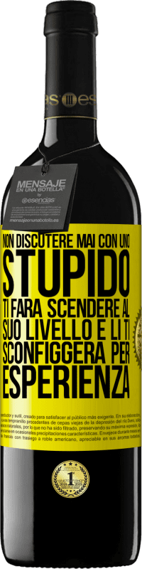 39,95 € Spedizione Gratuita | Vino rosso Edizione RED MBE Riserva Non discutere mai con uno stupido. Ti farà scendere al suo livello e lì ti sconfiggerà per esperienza Etichetta Gialla. Etichetta personalizzabile Riserva 12 Mesi Raccogliere 2015 Tempranillo