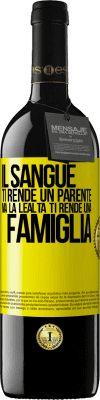 39,95 € Spedizione Gratuita | Vino rosso Edizione RED MBE Riserva Il sangue ti rende un parente, ma la lealtà ti rende una famiglia Etichetta Gialla. Etichetta personalizzabile Riserva 12 Mesi Raccogliere 2015 Tempranillo