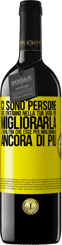 39,95 € Spedizione Gratuita | Vino rosso Edizione RED MBE Riserva Ci sono persone che entrano nella tua vita per migliorarla e un'altra che esce per migliorarla ancora di più Etichetta Gialla. Etichetta personalizzabile Riserva 12 Mesi Raccogliere 2015 Tempranillo