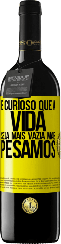 39,95 € Envio grátis | Vinho tinto Edição RED MBE Reserva É curioso que a vida seja mais vazia, mais pesamos Etiqueta Amarela. Etiqueta personalizável Reserva 12 Meses Colheita 2016 Tempranillo