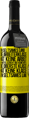 39,95 € Kostenloser Versand | Rotwein RED Ausgabe MBE Reserve Ein seltsames Land: Die Arbeiterklasse hat keine Arbeit, die Mittelschicht hat keine Mittel, die oberste Klasse hat keine Klasse Gelbes Etikett. Anpassbares Etikett Reserve 12 Monate Ernte 2015 Tempranillo