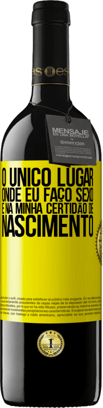 39,95 € Envio grátis | Vinho tinto Edição RED MBE Reserva O único lugar onde eu faço sexo é na minha certidão de nascimento Etiqueta Amarela. Etiqueta personalizável Reserva 12 Meses Colheita 2015 Tempranillo