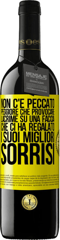 39,95 € Spedizione Gratuita | Vino rosso Edizione RED MBE Riserva Non c'è peccato peggiore che provocare lacrime su una faccia che ci ha regalato i suoi migliori sorrisi Etichetta Gialla. Etichetta personalizzabile Riserva 12 Mesi Raccogliere 2015 Tempranillo