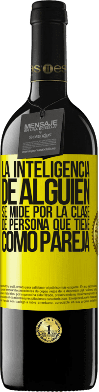 39,95 € Envío gratis | Vino Tinto Edición RED MBE Reserva La inteligencia de alguien se mide por la clase de persona que tiene como pareja Etiqueta Amarilla. Etiqueta personalizable Reserva 12 Meses Cosecha 2016 Tempranillo