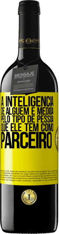 39,95 € Envio grátis | Vinho tinto Edição RED MBE Reserva A inteligência de alguém é medida pelo tipo de pessoa que ele tem como parceiro Etiqueta Amarela. Etiqueta personalizável Reserva 12 Meses Colheita 2015 Tempranillo