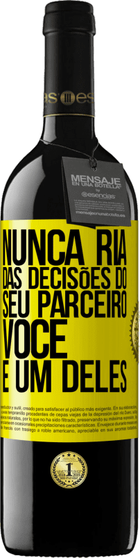 39,95 € Envio grátis | Vinho tinto Edição RED MBE Reserva Nunca ria das decisões do seu parceiro. Você é um deles Etiqueta Amarela. Etiqueta personalizável Reserva 12 Meses Colheita 2015 Tempranillo