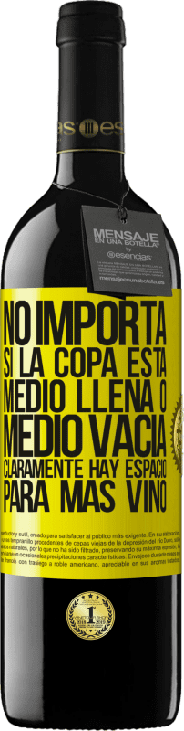 39,95 € Envío gratis | Vino Tinto Edición RED MBE Reserva No importa si la copa está medio llena o medio vacía. Cláramente hay espacio para más vino Etiqueta Amarilla. Etiqueta personalizable Reserva 12 Meses Cosecha 2015 Tempranillo