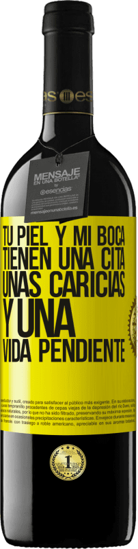 39,95 € Envío gratis | Vino Tinto Edición RED MBE Reserva Tu piel y mi boca tienen una cita, unas caricias, y una vida pendiente Etiqueta Amarilla. Etiqueta personalizable Reserva 12 Meses Cosecha 2015 Tempranillo