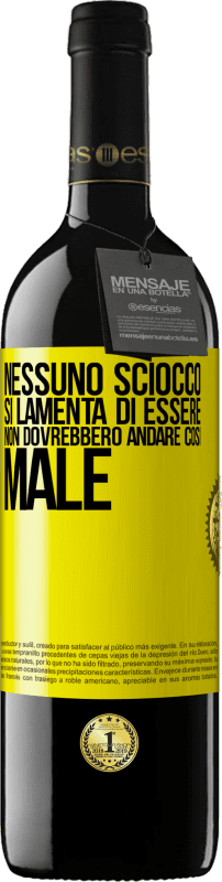 39,95 € Spedizione Gratuita | Vino rosso Edizione RED MBE Riserva Nessuno sciocco si lamenta di essere. Non dovrebbero andare così male Etichetta Gialla. Etichetta personalizzabile Riserva 12 Mesi Raccogliere 2016 Tempranillo