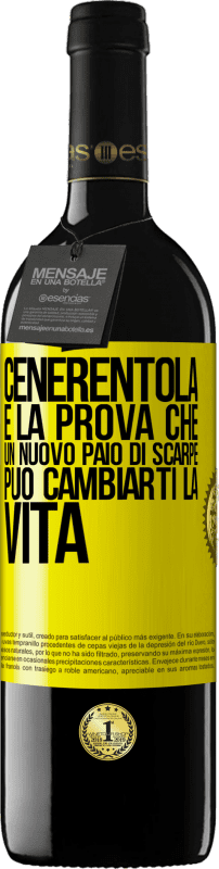 39,95 € Spedizione Gratuita | Vino rosso Edizione RED MBE Riserva Cenerentola è la prova che un nuovo paio di scarpe può cambiarti la vita Etichetta Gialla. Etichetta personalizzabile Riserva 12 Mesi Raccogliere 2015 Tempranillo