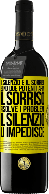 39,95 € Spedizione Gratuita | Vino rosso Edizione RED MBE Riserva Il silenzio e il sorriso sono due potenti armi. Il sorriso risolve i problemi, il silenzio li impedisce Etichetta Gialla. Etichetta personalizzabile Riserva 12 Mesi Raccogliere 2015 Tempranillo