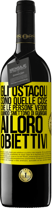 39,95 € Spedizione Gratuita | Vino rosso Edizione RED MBE Riserva Gli ostacoli sono quelle cose che le persone vedono quando smettono di guardare ai loro obiettivi Etichetta Gialla. Etichetta personalizzabile Riserva 12 Mesi Raccogliere 2015 Tempranillo