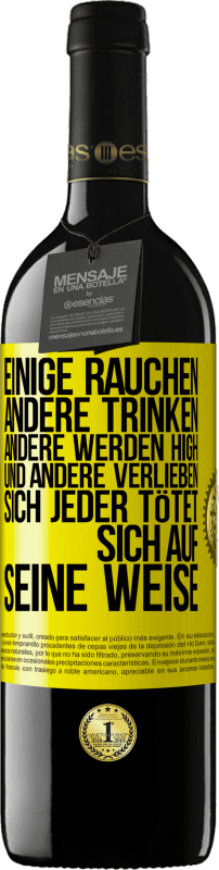 39,95 € Kostenloser Versand | Rotwein RED Ausgabe MBE Reserve Einige rauchen, andere trinken, andere werden high und andere verlieben sich. Jeder tötet sich auf seine Weise Gelbes Etikett. Anpassbares Etikett Reserve 12 Monate Ernte 2015 Tempranillo