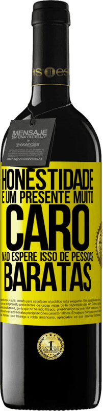 39,95 € Envio grátis | Vinho tinto Edição RED MBE Reserva Honestidade é um presente muito caro. Não espere isso de pessoas baratas Etiqueta Amarela. Etiqueta personalizável Reserva 12 Meses Colheita 2016 Tempranillo