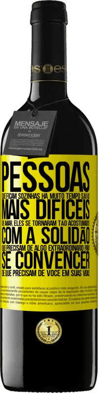 39,95 € Envio grátis | Vinho tinto Edição RED MBE Reserva Pessoas que ficam sozinhas há muito tempo são as mais difíceis de amar. Eles se tornaram tão acostumados com a solidão que Etiqueta Amarela. Etiqueta personalizável Reserva 12 Meses Colheita 2015 Tempranillo