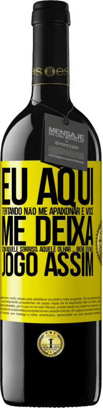 39,95 € Envio grátis | Vinho tinto Edição RED MBE Reserva Eu aqui tentando não me apaixonar e você me deixa com aquele sorriso, aquele olhar ... bem, eu não brinco assim Etiqueta Amarela. Etiqueta personalizável Reserva 12 Meses Colheita 2015 Tempranillo