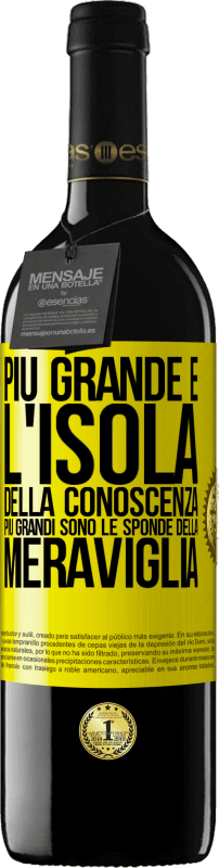 39,95 € Spedizione Gratuita | Vino rosso Edizione RED MBE Riserva Più grande è l'isola della conoscenza, più grandi sono le sponde della meraviglia Etichetta Gialla. Etichetta personalizzabile Riserva 12 Mesi Raccogliere 2016 Tempranillo