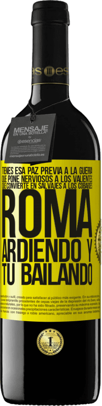 39,95 € Envío gratis | Vino Tinto Edición RED MBE Reserva Tienes esa paz previa a la guerra que pone nerviosos a los valientes, que convierte en salvajes a los cobardes. Roma Etiqueta Amarilla. Etiqueta personalizable Reserva 12 Meses Cosecha 2015 Tempranillo