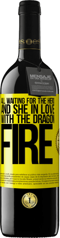 39,95 € 送料無料 | 赤ワイン REDエディション MBE 予約する すべてがヒーローを待ち、ドラゴンの火を愛する彼女 黄色のラベル. カスタマイズ可能なラベル 予約する 12 月 収穫 2014 Tempranillo