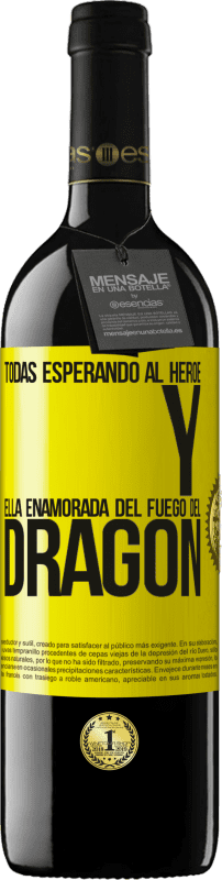 39,95 € Envío gratis | Vino Tinto Edición RED MBE Reserva Todas esperando al héroe y ella enamorada del fuego del dragón Etiqueta Amarilla. Etiqueta personalizable Reserva 12 Meses Cosecha 2016 Tempranillo