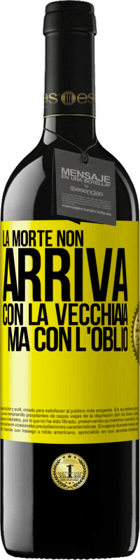 39,95 € Spedizione Gratuita | Vino rosso Edizione RED MBE Riserva La morte non arriva con la vecchiaia, ma con l'oblio Etichetta Gialla. Etichetta personalizzabile Riserva 12 Mesi Raccogliere 2015 Tempranillo