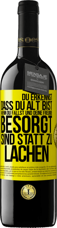 39,95 € Kostenloser Versand | Rotwein RED Ausgabe MBE Reserve Du erkennst, dass du alt bist, wenn du fällst und deine Freunde besorgt sind statt zu lachen Gelbes Etikett. Anpassbares Etikett Reserve 12 Monate Ernte 2015 Tempranillo