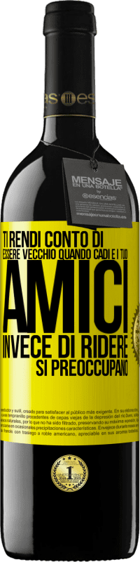39,95 € Spedizione Gratuita | Vino rosso Edizione RED MBE Riserva Ti rendi conto di essere vecchio quando cadi e i tuoi amici, invece di ridere, si preoccupano Etichetta Gialla. Etichetta personalizzabile Riserva 12 Mesi Raccogliere 2016 Tempranillo